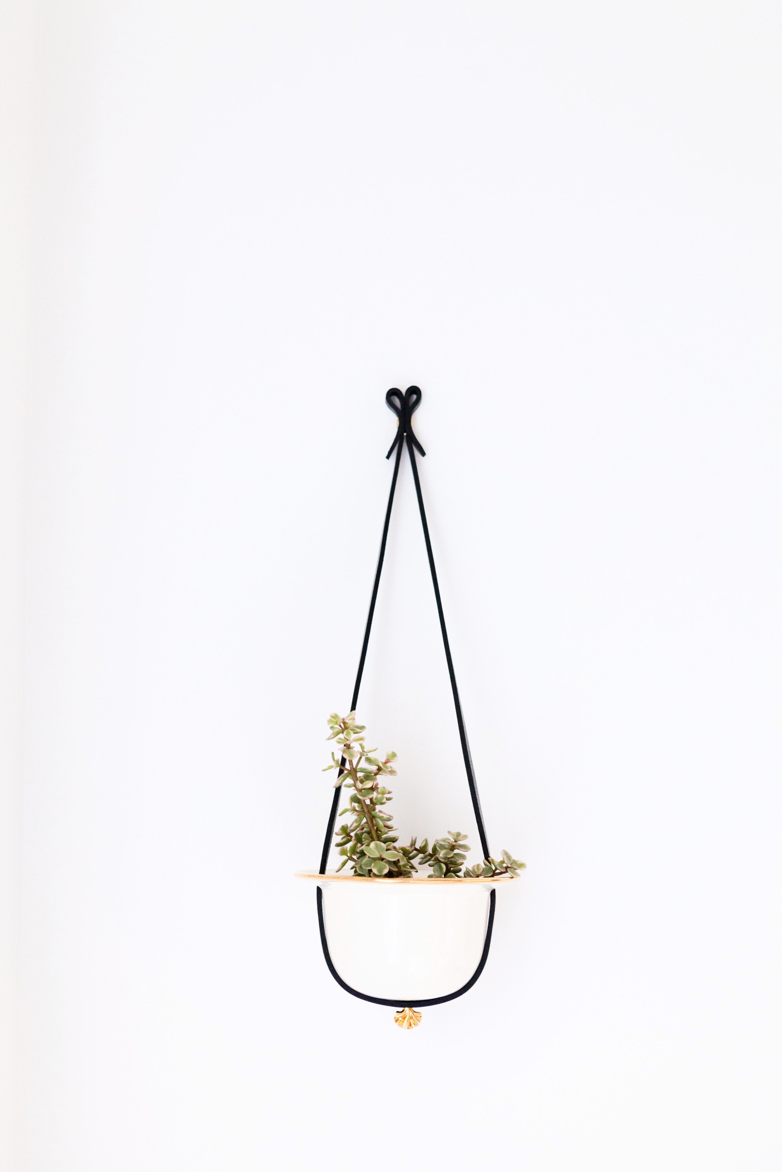 small ceramic and leather planter handmade plant hanger by FLECHR X Goye artiste ceramiste made by hand in Montreal Qc